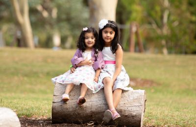 sisters_posing